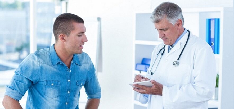 liječnik preporučuje pacijentu uređaj za prostatitis