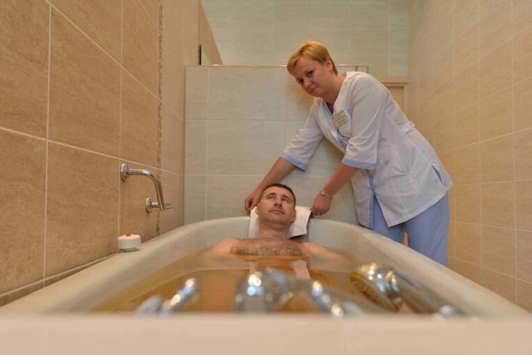 Kupanje u borovoj kupki olakšat će stanje muškarca s prostatitisom